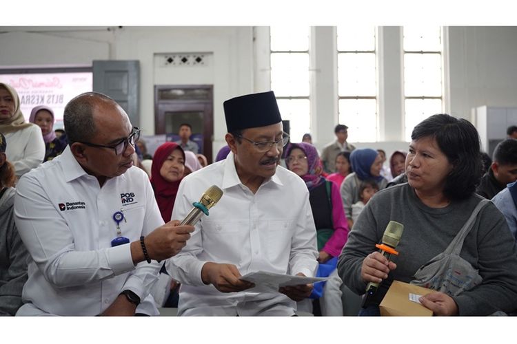 Haris dan Syaifullah saat berbicara dengan salah satu penerima bantuan. 