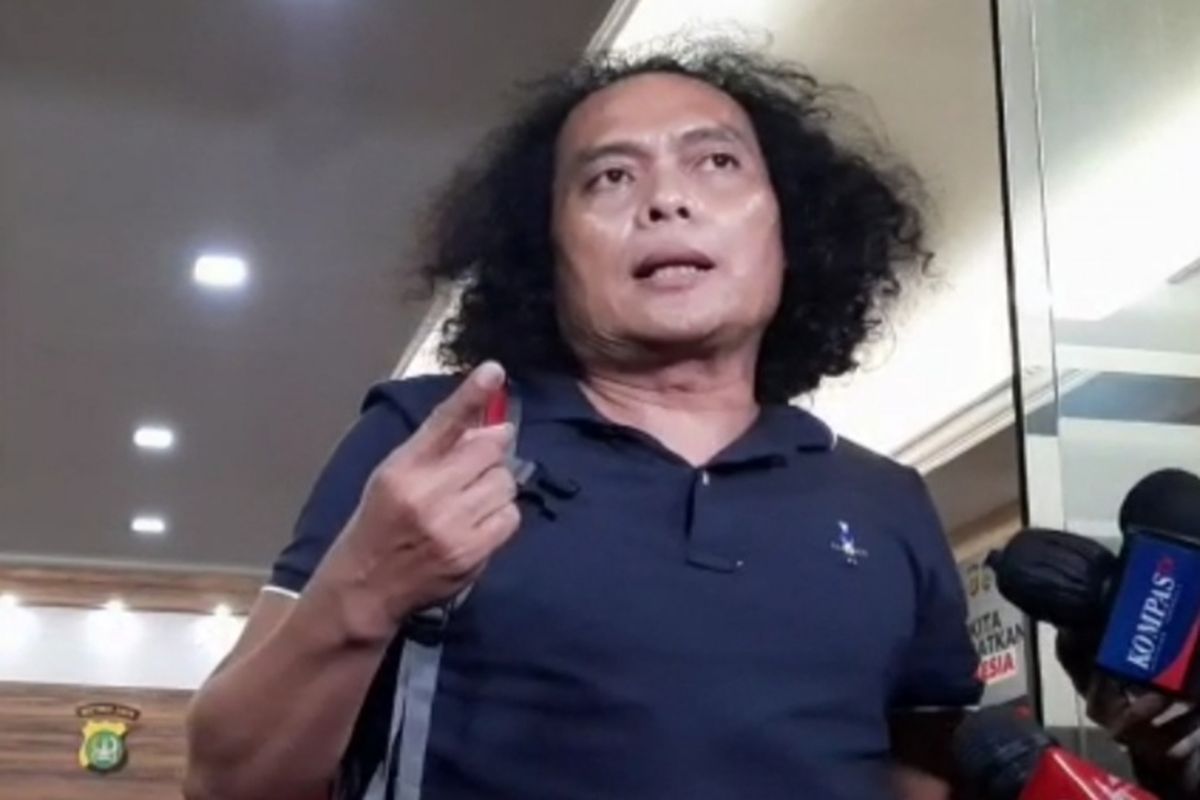 Eks pengacara Richard Eliezer Pudihang Lumiu atau Bharada E, Deolipa Yumara melaporkan Ronny Talapessy atas dugaan pencemaran nama baik ke Polres Metro Jakarta Selatan, Senin (16/8/2022) malam.