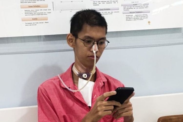 Sultan Rif'at Alfatih (20), seorang mahasiswa yang harus menggunakan alat bantu di leher untuk bernapas usai terjerat kabel fiber optik di Jalan Pangeran Antasari, Jakarta Selatan 