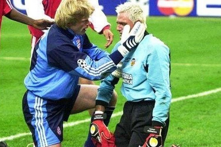 Kiper Oliver Kahn menunjukkan solidaritas kepada Santiago Canizares seusai Bayern Muenchen mengalahkan Valencia pada final Liga Champions 2001. 