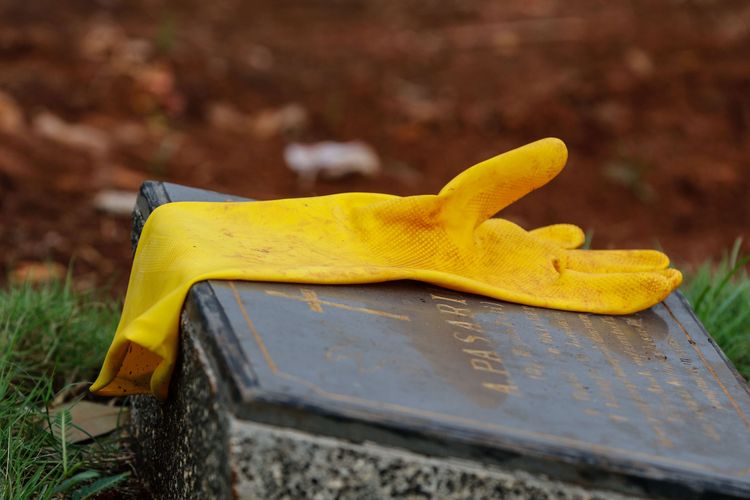 Sarung tangan bekas di pemakaman korban meninggal suspect virus corona atau Covid-19 di TPU Pondok Ranggon, Jakarta Timur, Jumat (3/4/2020). Hingga hari ini, total ada 1.986 kasus positif Covid-19 di Indonesia. Sebanyak 181 orang meninggal dan 134 orang sembuh.