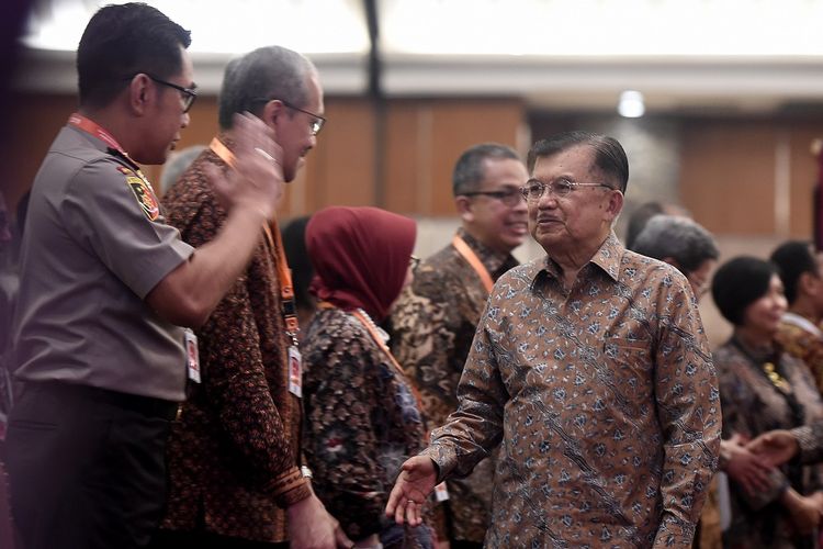 Wakil Presiden Jusuf Kalla (kanan) tiba di ruang Rapat Koordinasi Nasional Pengendalian Inflasi 2019 di Jakarta, Kamis (25/7/2019). Rapat tersebut mengambil tema Sinergi dan Inovasi Pengendalian Inflasi Untuk Penguatan Ekonomi yang Inklusif. ANTARA FOTO/M Risyal Hidayat/ama.