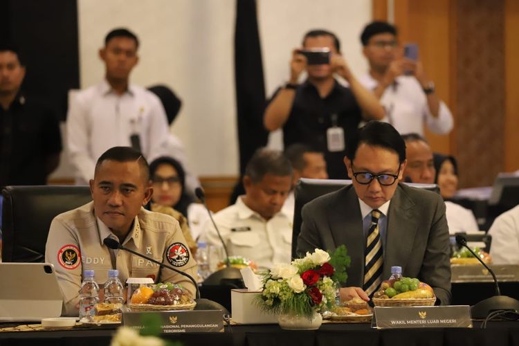Wakil Menteri Luar Negeri Arif Havas Oegroseno bersama Kepala Badan Nasional Penanggulangan Terorisme Eddy Hartono dalam Rapat RUU tentang Pemindahan Narapidana Antarnegara, di Jakarta, Selasa (19/8/2025).