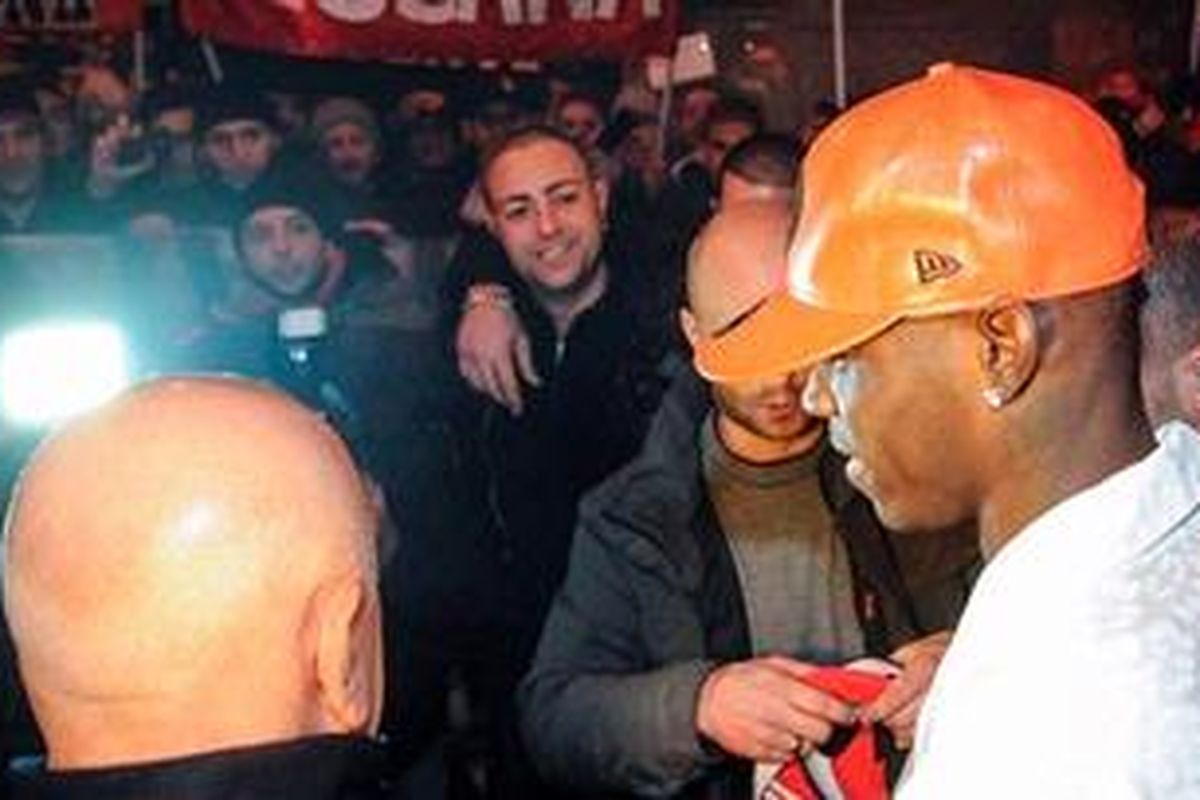 Striker baru AC Milan, Mario Balotelli (kanan), saat disambut ratusan Milanisti.