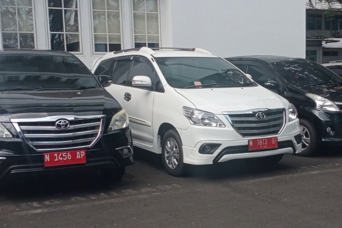 Beberapa kendaraan dinas terparkir di halaman Mini Blok Office pada Selasa (25/3/2025). 