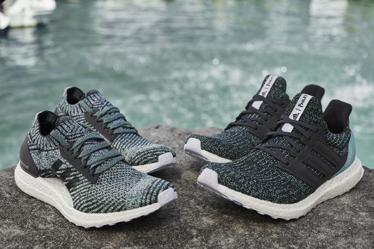 Adidas UltraBoost X Parley yang dirancang menyesuaikan bentuk kaki perempuan (kiri) dan UltraBoost Parley (kanan)