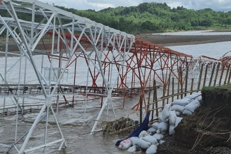 Sebuah tower BTS roboh ke sungai di  Desa Pengarasan, Kecamatan Bantarkawung, Brebes, Jawa Tengah, roboh Rabu (16/12/2020) sore (Istimewa)