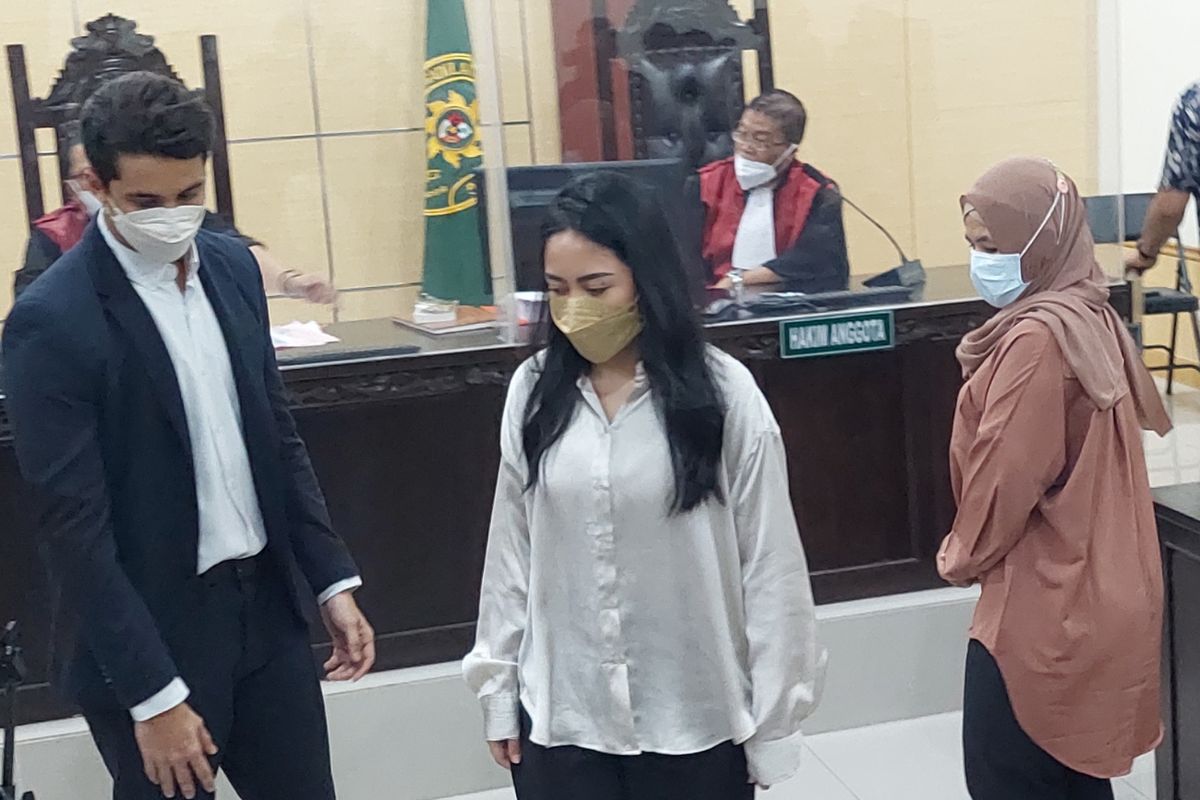 Rachel Vennya saat mengikuti sidang perdana di Pengadilan Negeri Tangerang, Kota Tangerang, Jumat (10/12/2021).