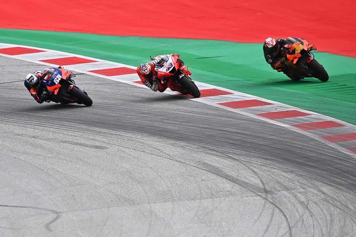 Pol Espargaro disebut sudah melanggar aturan karena keluar dari trek di MotoGP Styriaa. (Photo by Joe Klamar / AFP)