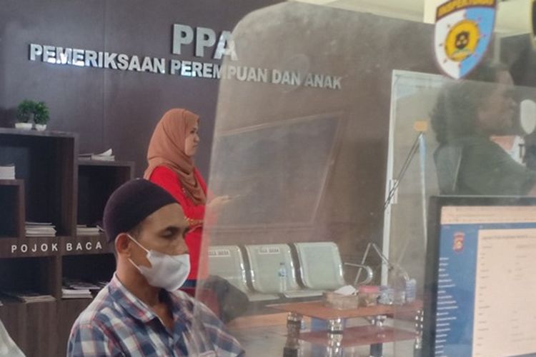 Rusli (45) saat membuat laporan di Polrestabes Palembang lantaran anaknya dianiaya oleh tetangganya karena dituduh mengitip wanita mandi.