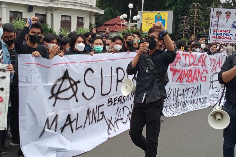 Ratusan mahasiswa gabungan yang mengatasnamakan Aliansi Suara Rakdjat atau Asuro melakukan unjuk rasa di depan Balai Kota Malang pada Senin (14/2/2022) untuk mengutuk aksi represif yang dilakukan aparat di Wadas. 