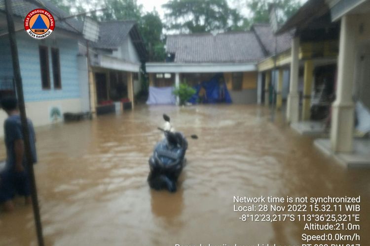 Hujan deras di Kabupaten Jember menyebabkan longsor dan banjir pada Senin (28/11/2022) 