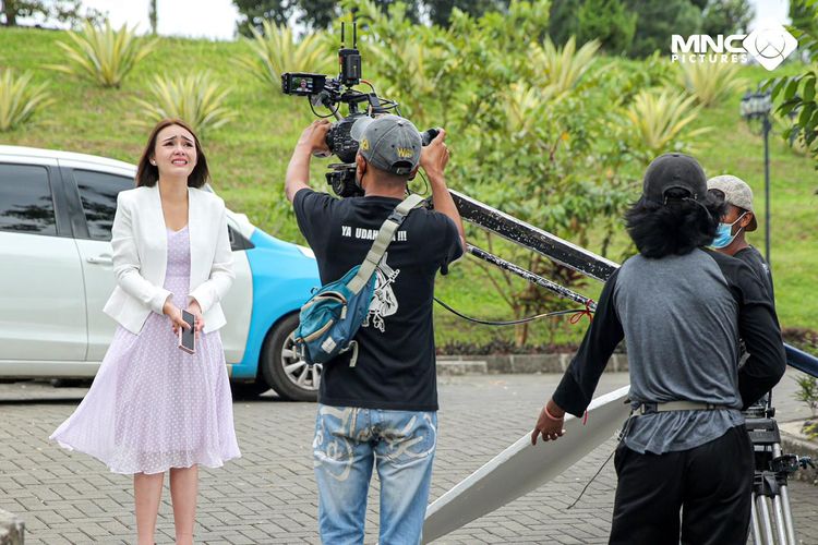 Amanda Manopo (Andin) menjalani proses syuting sinetron Ikatan Cinta di Beth Kasegaran Theresia (BKT) Senior Living & Resort, Megamendung, Jawa Barat.