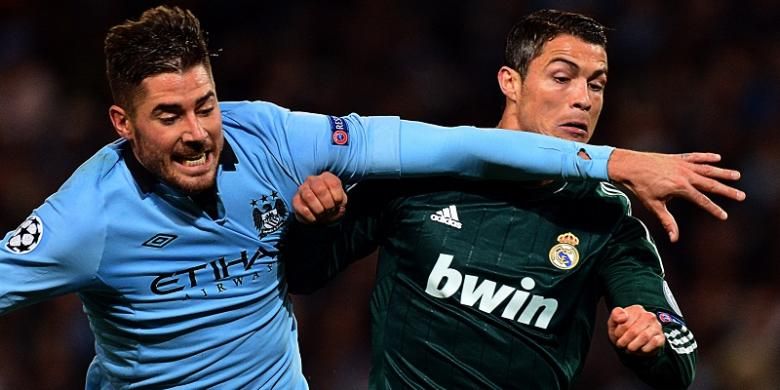 Cristiano Ronaldo saat berhadapan dengan pemain Manchester City, Javi Garcia, dalam laga Liga Champions di Etihad Stadium, pada 21 November 2012.