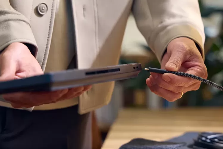 tampilan HP EliteBoard G1a ketika sedang dipasang ke monitor.