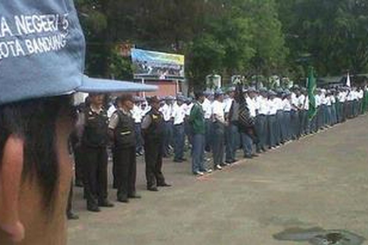 Sebanyak 300 siswa-siswi SMA-SMK di Kota Bandung mengikuti pengukuhan polisi siswa di Mapolrestabes Bandung, Jalan Merdeka Bandung, Selasa (9/10/2012).