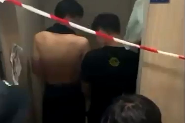 Potongan video yang viral di Singapura memperlihatkan sekumpulan pelajar mengencingi temannya. Polisi menyatakan bakal mengusut kejadian tersebut.