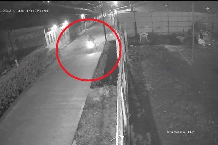 Screenshot dugaan perampokan yang dialami warga Jalan Tangguk Bongkar II, Kelurahan Tegal Sari Mandala II, Kecamatan Medan Denai, Kota Medan. Korban diduga ditusuk lalu sepeda motornya dirampas. 