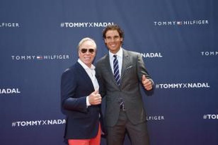 Petenis Spanyol, Rafael Nadal (kanan), berpose bersama dengan Tommy Hilfiger, pada acara peresmian Nadal sebagai model produk pakaian dalam Tommy Hilfiger di Bryant Park, New York City, Selasa (25/8/2015).