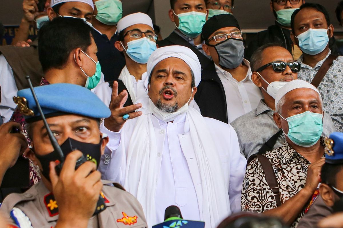 Rizieq Shihab (tengah) bersiap menjalani pemeriksaan di Mapolda Metro Jaya, Jakarta, Sabtu (12/12/2020). Rizieq Shihab tiba di Mapolda Metro Jaya untuk diperiksa sebagai tersangka kasus pelanggaran protokol kesehatan terkait kerumunan di Petamburan, Tanah Abang, Jakarta pada 14 November lalu. ANTARA FOTO/Fauzan/foc.