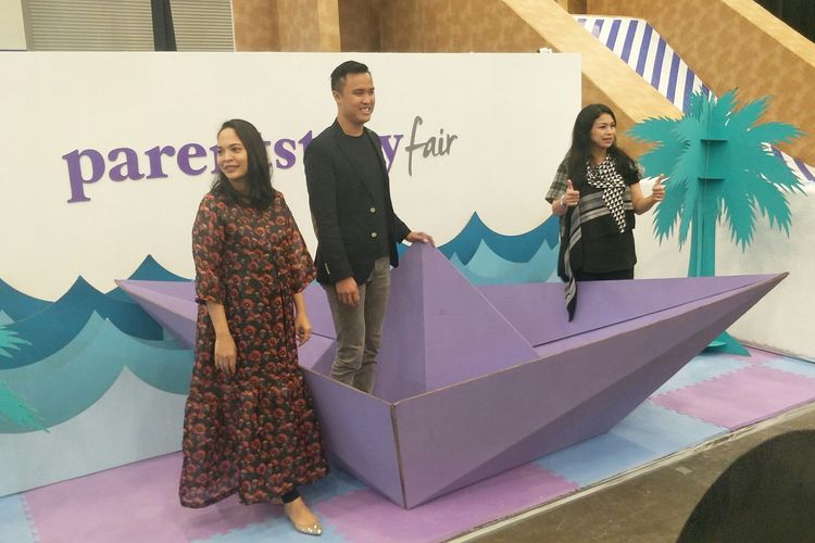 VP of Marketing Bridestory Ayunda Wardhani, Director Parentstory Garth Parlimbangan, dan VP of Corporate Communications Tokopedia Nuraini Razak sedang melihat instalasi Parentstory Fair pada Tokopedia Fair x Bridestory Fair x Parentstory Fair di ICE BSD, Tangerang, Kamis (6/2/2020).