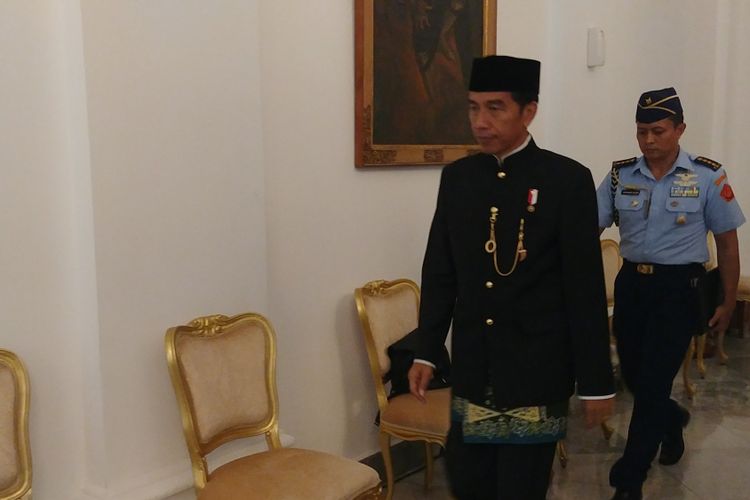 Presiden Joko Widodo saat bertemu Kepala Adat se-Indonesia di Istana Bogor, Jakarta, Kamis (16/11/2017). 