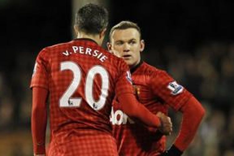 Striker Manchester United, Wayne Rooney (kanan), mulai tersingkir oleh rekannya, Robin van Persie.