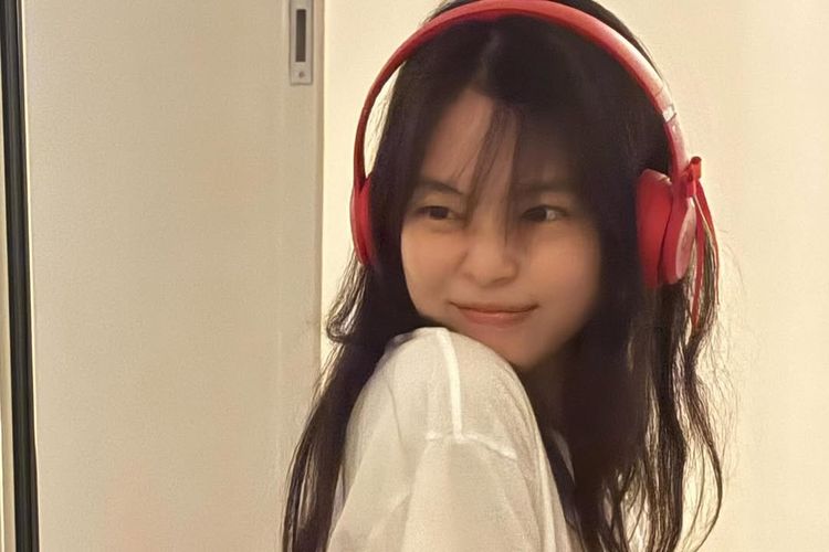 Jennie Blackpink unggah foto tanpa makeup, tampil natural dengan rambut acak-acakan. Simak detail outfitnya berikut ini.