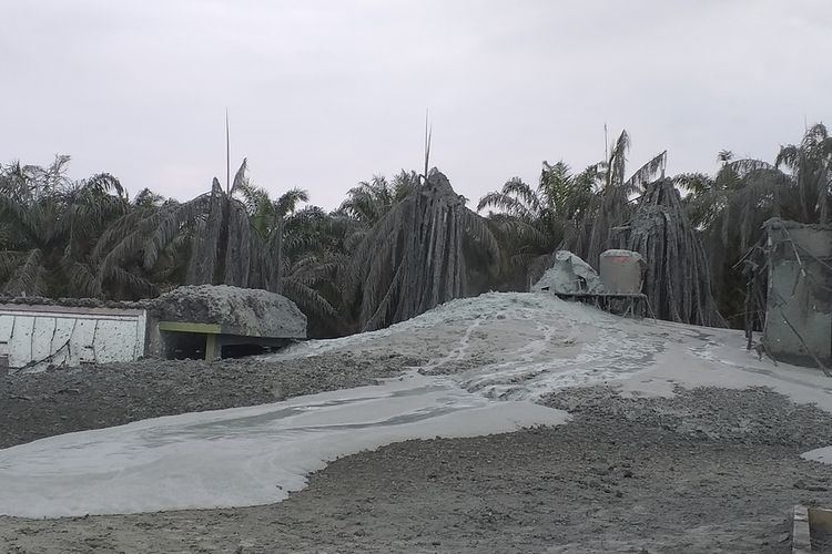 Semburan gas disertai lumpur dan batu di Ponpes Al Ikhsan Boarding School di Kelurahan Tuah Negeri, Kecamatan Tenayan Raya, Kota Pekanbaru, Riau, Jumat (5/2/2021).