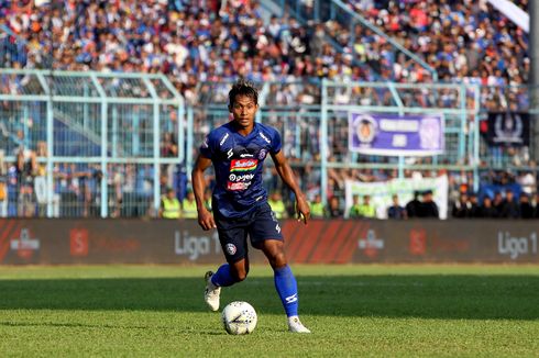Gelandang Arema FC Spesialis Balap Karung dan Sepak Bola Sarung