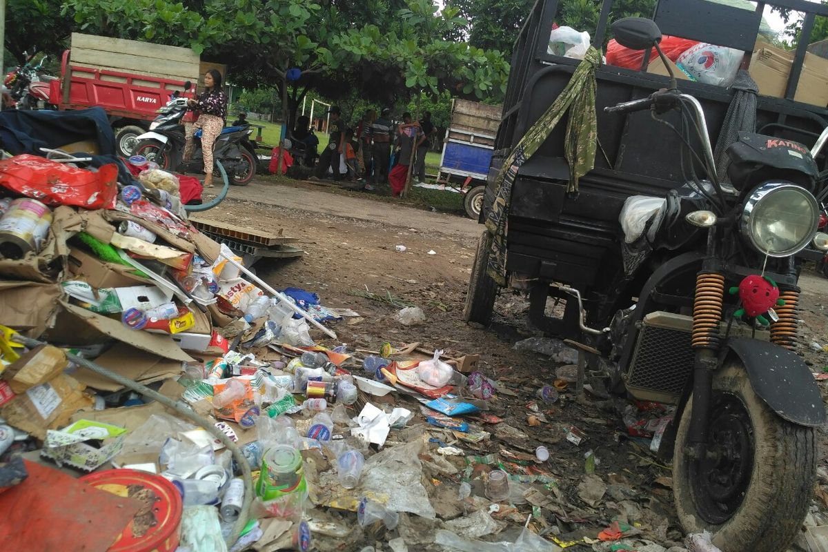 Para penarik sampah beristirahat di lokasi penimbunan sampah sementara di Kelurahan Beringin Jaya, Kemiling, Bandar Lampung (9/4/2020). Para penarik sampah mengaku tidak ada tempat khusus untuk limbah masker sekali pakai dari sampah rumah tangga.