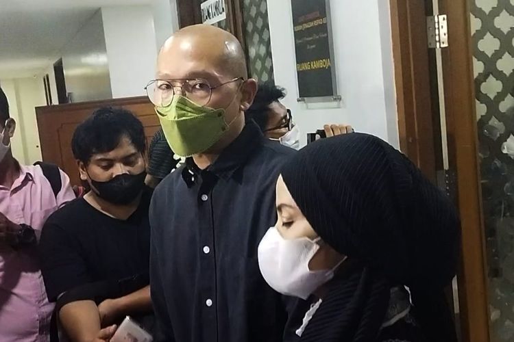 Putra artis Rima Melati, Aditya Tumbuan saat ditemui di rumah duka RSPAD Gatot Soebroto, Kamis (23/6/2022).