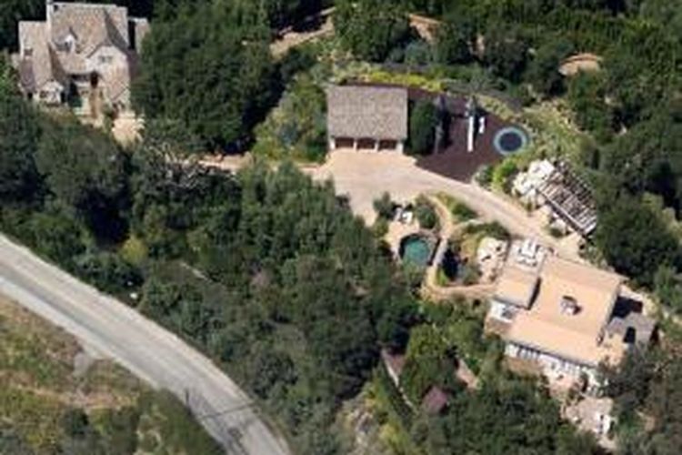Real estate milik Tom Cruise ini terdiri dari dua properti yang berbeda dan terletak di lahan seluas lebih dari 2,5 hektar, di Hollywood Hills, Los Angeles, Amerika Serikat.