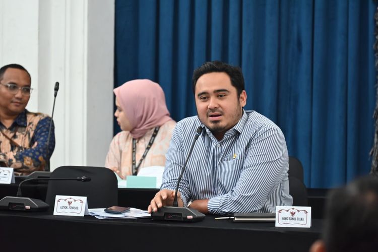 Anggota Badan Legislasi (Baleg) DPR RI dari Fraksi Partai Golkar, Ahmad Irawan dalam rapat di Kompleks Parlemen, Jakarta.