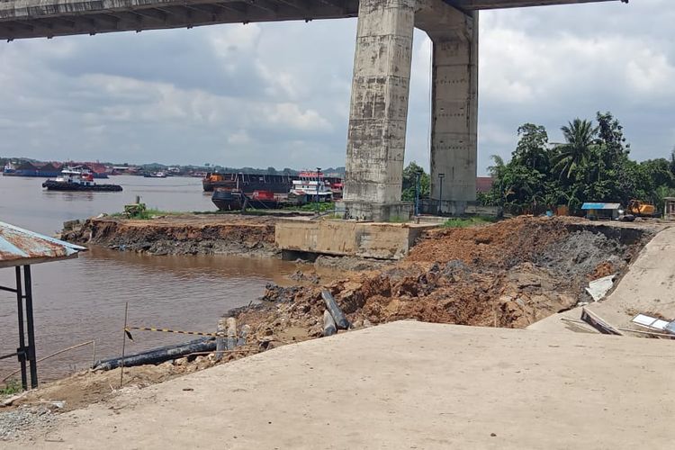 Longsor yang terjadi di sekitar pondasi tiang jembatan Mahkota II sisi Sungai Kapi, Samarinda, Kaltim, Senin (26/4/2021). 