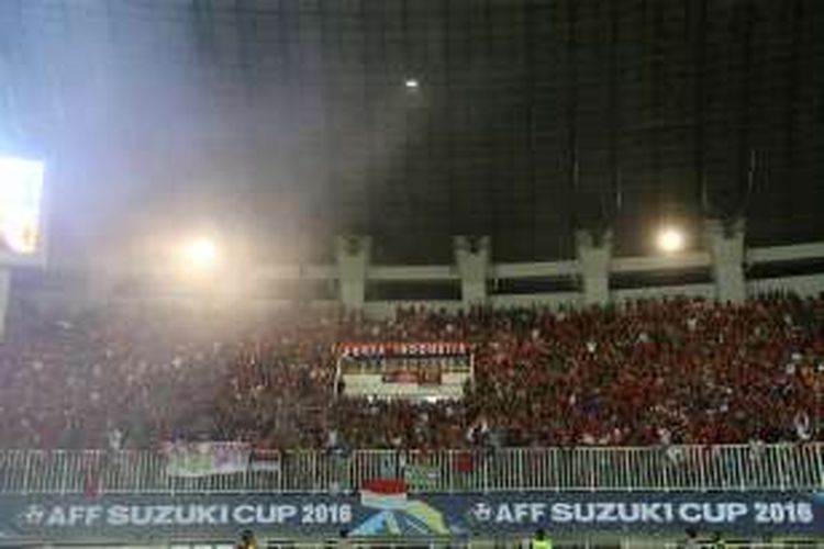 Pendukung Indonesia meneriaki yel-yel pada semi final putaran pertama AFF Suzuki Cup 2016 di Stadion Pakansari, Kabupaten Bogor, Jawa Barat, Sabtu (3/12/2016). Indonesia memang atas Vietnam dengan skor 2-1.