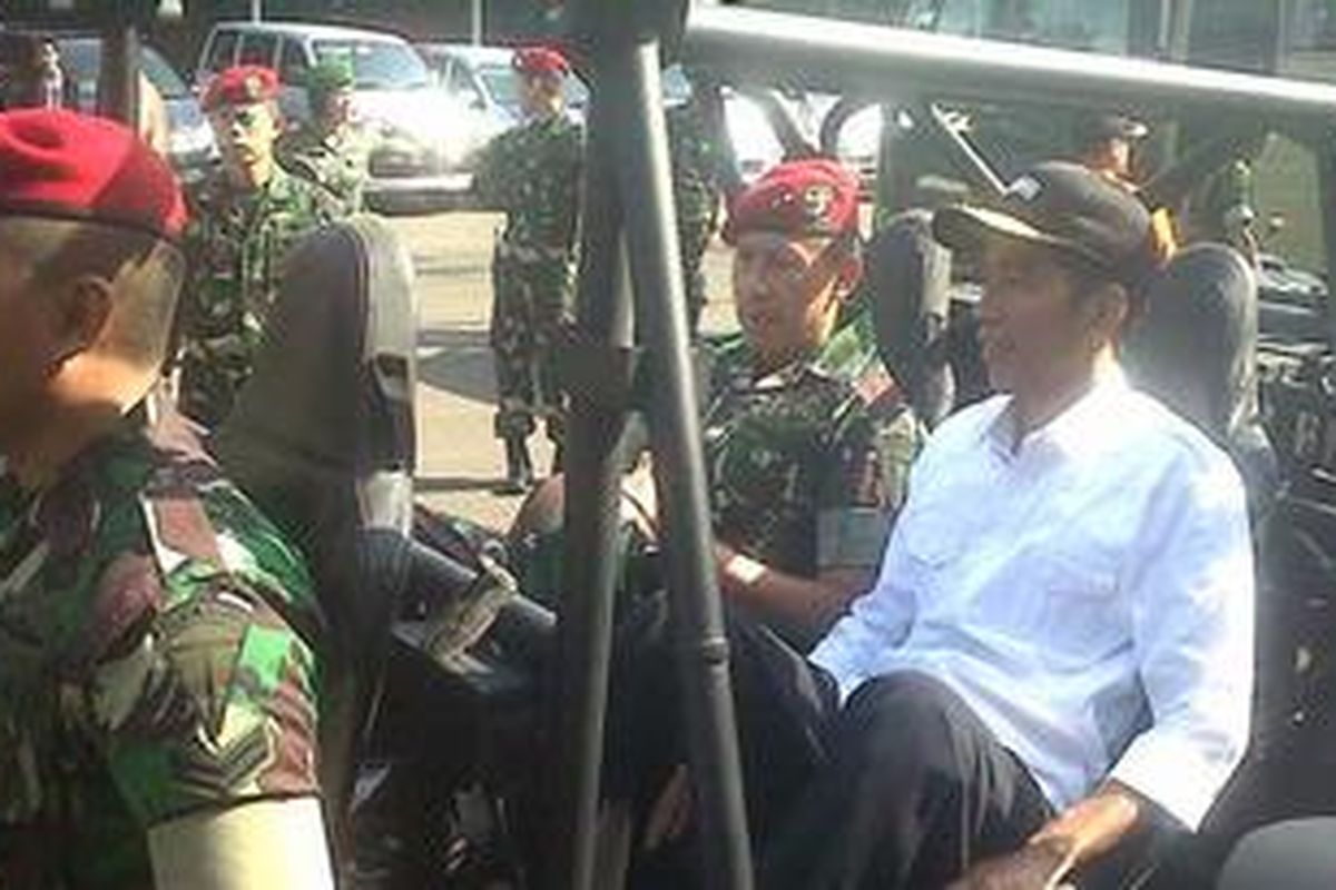 Gubernur DKI Jakarta Joko Widodo bersama Danjen Kopassus Mayjen TNI Agus Sutomo, sesaat sebelum berkeliling markas Kopassus, di Cijantung, Jakarta Timur, Jumat (5/4/2013).