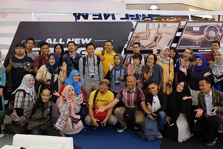 Para blogger berfoto bersama di area eksibisi Suzuki All New Ertiga di Summarecon Mall Serpong, Senin (14/5).