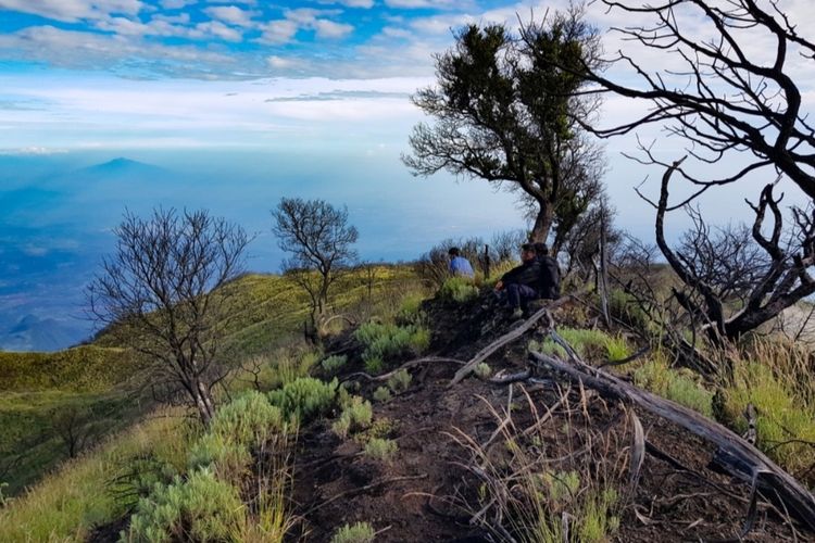 Tim Balai Taman Nasional Gunung Ciremai mendokumentasikan proses perjalanan di jalur pendakian baru Trisaksi Sadarehe Kabupaten Majalengka Jawa Barat, Kamis (25/8/2022)