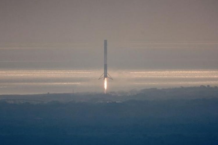 Fase pertama Falcon 9 mendekati landasan di Cape Canaveral, Floria, setelah membantu peluncuran Dragon pada Minggu (19/2/2017).