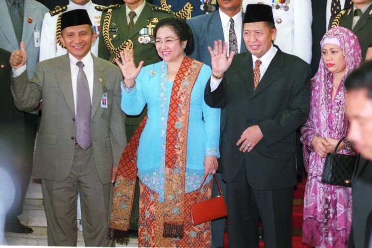 Usai dilantik dan memberikan pidato sambutan sebagai Wakil Presiden, Hamzah Haz didampingi (dari kiri) Ketua MPR Amien Rais dan Presiden Megawati Soekarnoputri meninggalkan ruang sidang dengan melambaikan tangan kepada wartawan di pintu luar Ruang Nusantara, Gedung MPR/DPR, Jakarta, Kamis (26/7). *** Local Caption *** Usai dilantik dan memberikan pidato sambutan sebagai Wakil Presiden, Hamzah Haz didampingi (dari kiri) Ketua MPR Amien Rais dan Presiden Megawati Soekarnoputri meninggalkan ruang sidang dengan melambaikan tangan kepada wartawan di pintu luar Ruang Nusantara, Gedung MPR/DPR, Jakarta, kamis (26/7/01). dimuat (27/7/01), Agus Susanto (ags), difile oleh riadi