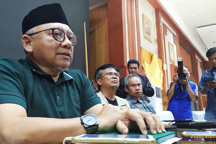 Sekretaris Daerah Pemprov Kalsel, Abdul Haris Makkie memberikan keterangan pers terkait naiknya status Kalsel dari siaga darurat menjadi tanggap darurat, Sabtu (21/3/2020).