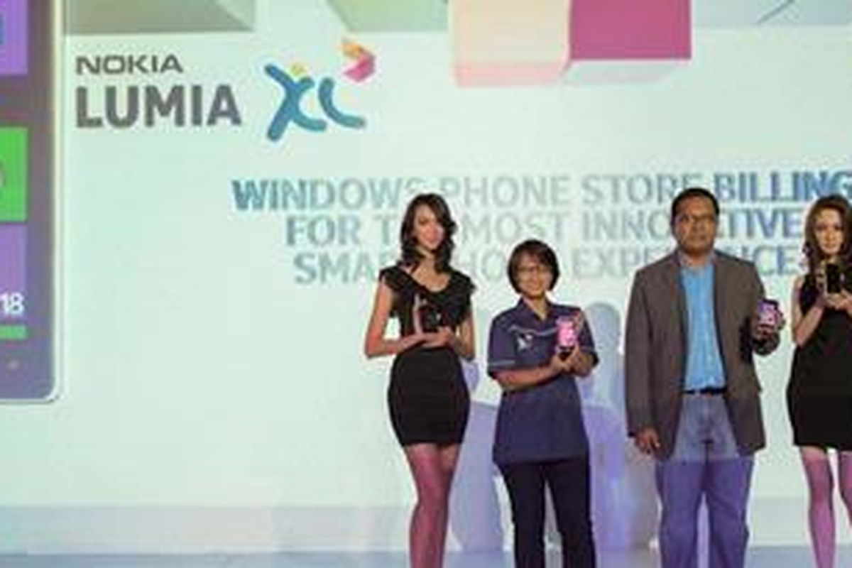Director/ Chief Technology Content & New Business Officer XL Axiata Dian Siswarini (kedua dari kiri) dan Marketing Director Nokia Indonesia Lukman Susetyo (kedua dari kanan) dalam acara pengumuman kerjasama operator billing XL Axiata-Nokia di Jakarta, Selasa (18/12/2012)  