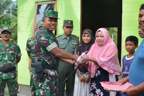 Safiah Menangis setelah Rumahnya Dibedah oleh TNI Aceh