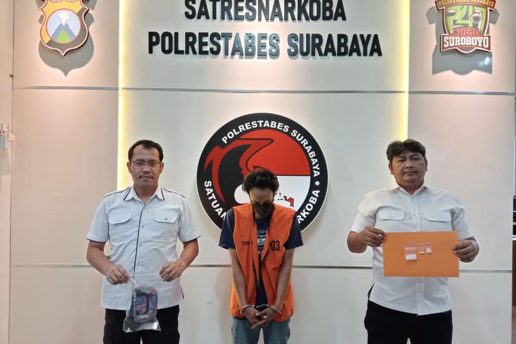 Tersangka IH (39), seorang residivis narkoba asal Kelurahan Sidodadi, Kecamatan Simokerto, ditangkap Satresnarkoba Polrestabes Surabaya 