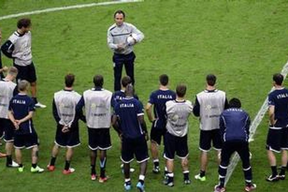 pelatih Italia, Cesare Prandelli, memberi instruksi kepada pera pamainnya dalam sesi latihan menjelang melawan Spanyol di final Piala Eropa 2012.
