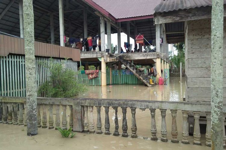 Warga mengungsi di meunasah (mushalla) di Desa Mayang, Kecamatan Lhoksukon, Kabupaten Aceh Utara, Sabtu (13/11/2021)