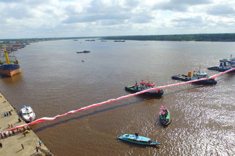 Pengibaran Bendera Merah Putih di sepanjang Sungai Mentaya, dibantu oleh sepuluh kapal tugboat, Senin (16/7/2018)