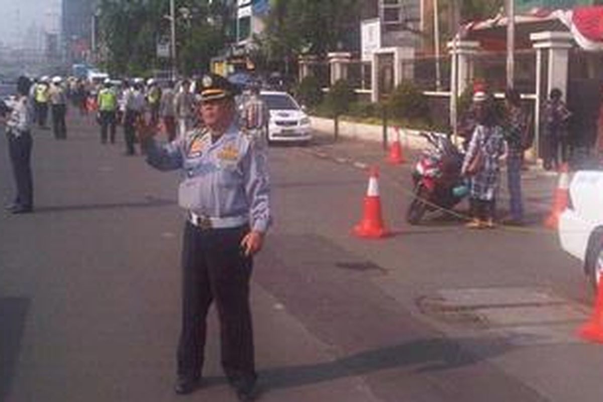 Sejumlah petugas mengatur parkir di depan Pengadilan Negeri Jakarta Pusat-Gajahmda Plaza, Jakarta Pusat. Motor tidak lagi boleh parkir di jalan, tetapi dialihkan ke Gajah Mada Plaza
