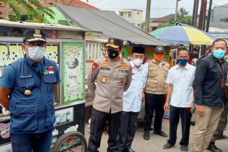 Gubernur Jabar Ridwan Kamil dan Kapolda Jabar Irjen Pol Ahmad Dofiri memberikan contoh pimpinan turun ke lapangan memberikan semangat masyarakat memerangi Covid-19 didampingi Sekda Kabupaten Tasikmalaya Muhammad Zein di Alun-alun Singaparna, Rabu (20/1/2021).